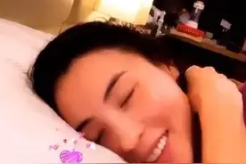 张柏芝酒店隔离不忘与粉丝互动，敷面膜晒自拍，素颜依旧很美图片