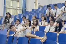 男班长拍毕业照短裙上阵，“大长腿”羡煞女同学，此刻我独领风骚图片