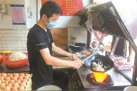 深圳“炒粉哥”一分钟炒一份粉走红图片