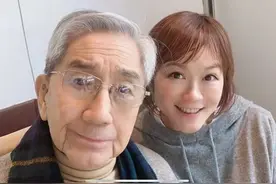 55岁女星中秋节前丧父！晒照悼念引泪目，三姐弟陪伴父亲最后一程图片