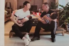 月亮姐姐富商老公罕见曝光，与刚强同框模样显老，紧抱儿子满脸笑图片