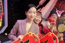 安徽台一姐周群好瘦！排骨胸突出四肢似麻杆，巴掌脸被夸嫩成少女图片