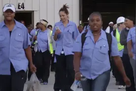 当美国穷人进入中国工厂流水线，12个小时三班倒，打工人纪录片图片