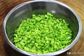 自从学会蒜苔这做法，我家天天吃蒜苔，香辣开胃、上桌就扫光图片