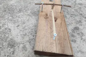 一块木板，一条锯条，三颗钉子，一条绳子做成一种农村的吊脚套图片