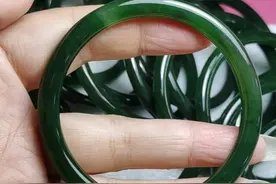 碧玉叮当镯 复古时尚风图片
