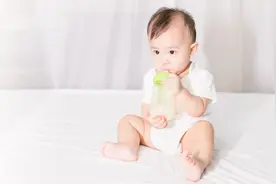 新生儿宝宝经常呕吐溢奶？有可能是新生儿胃食管反流视频封面
