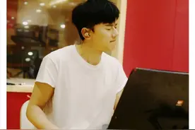 张杰晒巡演彩排照，闭眼思考很专注，妻子谢娜将回归快乐大本营？图片