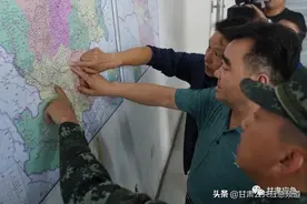 甘肃省应急管理厅党组书记厅长黄泽元 与武警某部协商堰塞体处置事宜图片