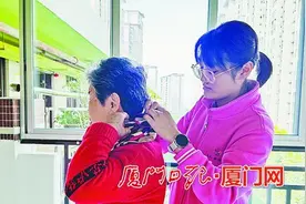 厦门22岁小女子有“大能耐”！徒手抱起160斤重的老奶奶图片