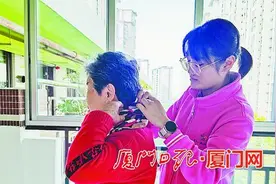 厦门22岁小女子有“大能耐”！徒手抱起160斤重的老奶奶图片