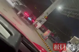 油枪未拔小车便开走，河南周口一女司机加油险闯祸图片