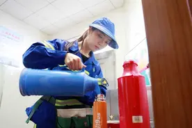 上海90后女大学生，毕业后当环卫工，扫大街时常有人缠着要加微信图片