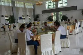 飞机上的旅客餐和飞行员空姐吃的有什么不同图片