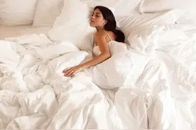 C罗女友面部紧致细腻，她延缓衰老的秘密，是张27万豪华大床？图片