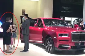 广州大爷穿人字拖逛车展，劳斯莱斯销售热情讲解，网友：眼力不错图片