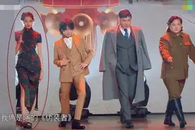 女星穿高跟鞋有多累？看了关晓彤节目上，脚部放松的举动，懂了图片