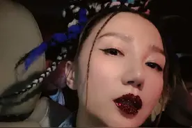 阿朵红唇镶钻造型现身，不料红钻掉嗓子眼，自曝边吞钻边唱歌？图片
