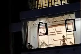 四川一爷俩看美女跳舞目不转睛，下一秒画面惹网友都笑喷了图片