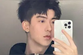 还记得《偶像练习生》里的何东东吗？他怎么变成这种人了？图片