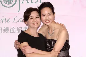 张钧甯妈妈可以出道了！同框女儿像姐妹太年轻，看着顶多40岁图片