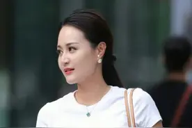 街拍：眉清目秀的美女，一件白色短袖配黑色长裤，时尚大方气质图片