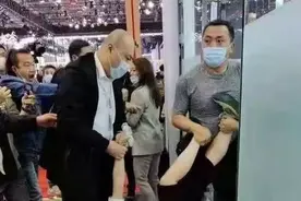 特斯拉火爆全网！美女车主站车顶大喊：刹车失灵！被大汉拖拽离场，最新回应来了图片