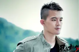 欧豪独挑实力派大梁！军绿色牛仔衣搭黑T恤，沧桑面容哪像27岁？图片