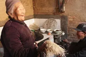 100岁老妇去医院看病，一身旧枪伤吓坏医生，警察见到她立马敬礼图片