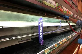 美国超市被迫丢掉3万美元的食品，因为有个女人对着它们一通咳嗽图片