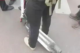 电动滑板车违规上路 北京首开罚单视频封面