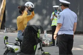 戴头盔刚实施，电动车又来一条新规，车主：能不能让人好好骑车？图片