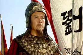 刘备本是公孙瓒同窗兼下属，为何后者兵败危亡时，他却袖手旁观？图片