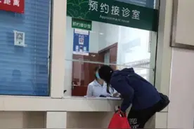 云南一医院现“半蹲式窗口”回应：原是体检中心抽血台，已加高并增设座椅图片