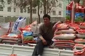 民间遍地明星："周润发"卖化肥，"罗志祥"摆地摊，"彭于晏"最妖娆图片
