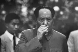 喝酒趣事：毛泽东认为“喝酒误事”，周恩来却“千杯不醉”图片