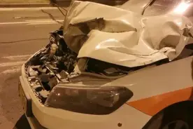 教练坐在副驾驶看手机，学员竟然错把油门当刹车图片