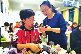 男同学铆足劲学习织围巾图片