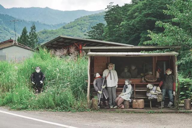 日本有个恐怖村庄,奶奶按照逝者原型做了300个人形,日夜陪自己
