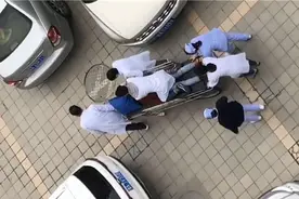 生死时速！患者昏倒意识模糊 医生“跪”着一路抢救图片