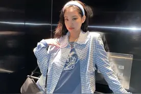 Jennie晒出最新美照，造型复古摩登，长腿美少女出街好拉风图片