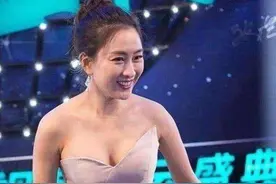39岁马苏真自信！穿抹胸款礼服连吊带都不用，凹凸身材太迷人图片