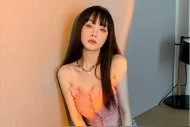 “李小璐”哪有当妈的样子？穿吊带衫配牛仔裤，说她18岁也不夸张图片