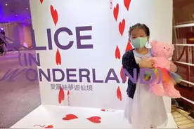 霍启刚带娃参观太空馆，低调乘公交车回家，女儿抱着小熊笑弯了眼图片