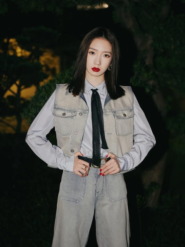 女明星秋季撞衫的第一件单品,我再也不说它鸡肋了