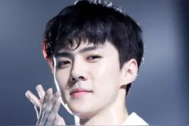 吴世勋白衬衣Look太撩人，黑发白衣化身完美学长图片