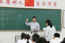 自己爸妈是“班主任”有何体验？试卷还没发，巴掌就先甩过来图片