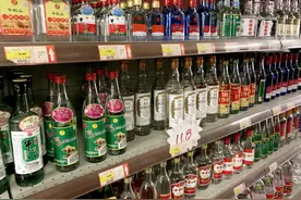 超市2种“失败”酒，因太便宜无人问津，却是100%珍品粮食酒图片