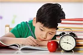 家里有个不爱写作业的娃，父母这样做，可养成主动积极又自律的娃图片