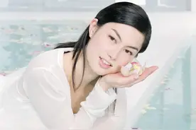 43岁童年女神丹妮尔近照气质变化大！与富豪离婚后独自带俩娃图片